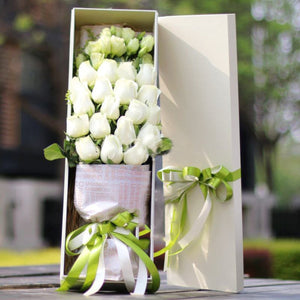 Watch for life(
Selection of 19 top white roses with lisianthus


)